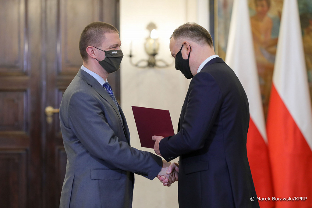 Prezydent Andrzej Duda i dr hab. Przemysław Wywiał prof UP (uścisk dloni)