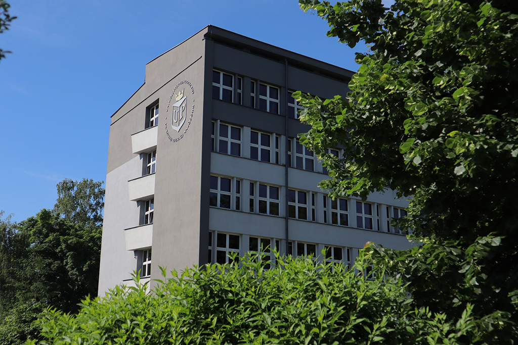 budynek główny Uniwersytetu Pedagogicznego od ul. Podchorążych