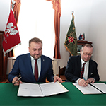 moment podpisania umowy przez Jego Magnificencję prof. dr hab. Piotra Borka i dr. Krzysztofa Dudę