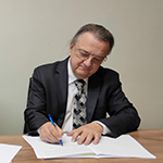 Prorektor ds. Kształcenia i Rozwoju dr. hab. Robert Stawarz, prof. UP  podpisuje umowę