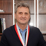 Kanclerz Uniwersytetu Pedagogicznego dr Krzysztof Wąsowicz z medalem