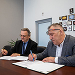 Prorektor ds. Kształcenia i Rozwoju dr hab. Robert Stawarz, prof. UP i Prezes Henryk Łabędź podpisują umowę o współpracy