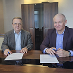  Prorektor ds. Kształcenia i Rozwoju dr hab. Robert Stawarz, prof. UKEN i dyrektor Szpitala mgr inż. Marian Świerz podpisują umowę