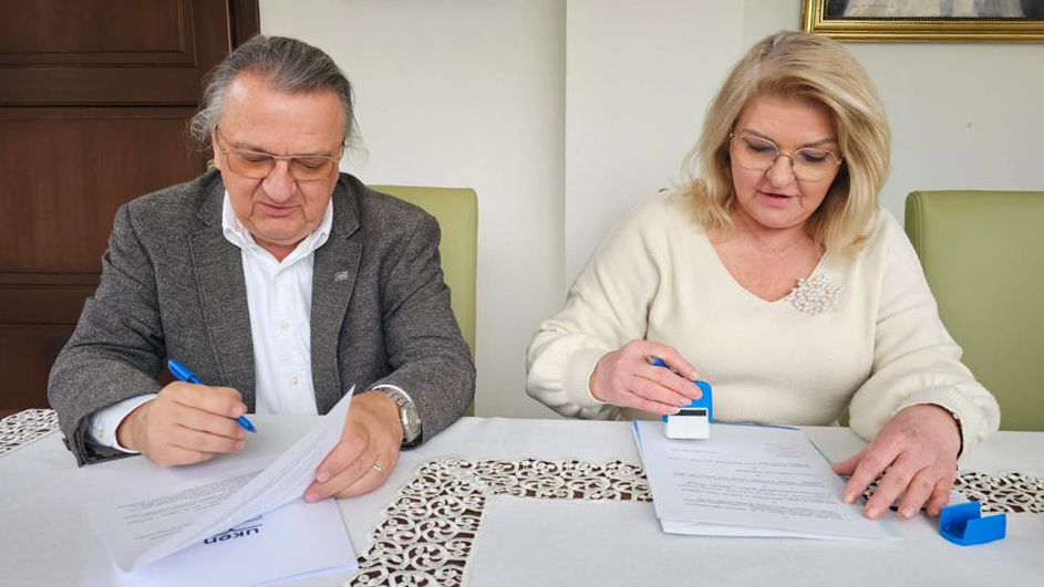 Dyrektor Mariola Pawlak oraz Prorektor ds. Kształcenia i Rozwoju dr hab. Robert Stawarz, prof. UKEN podpisują umowę o współpracy