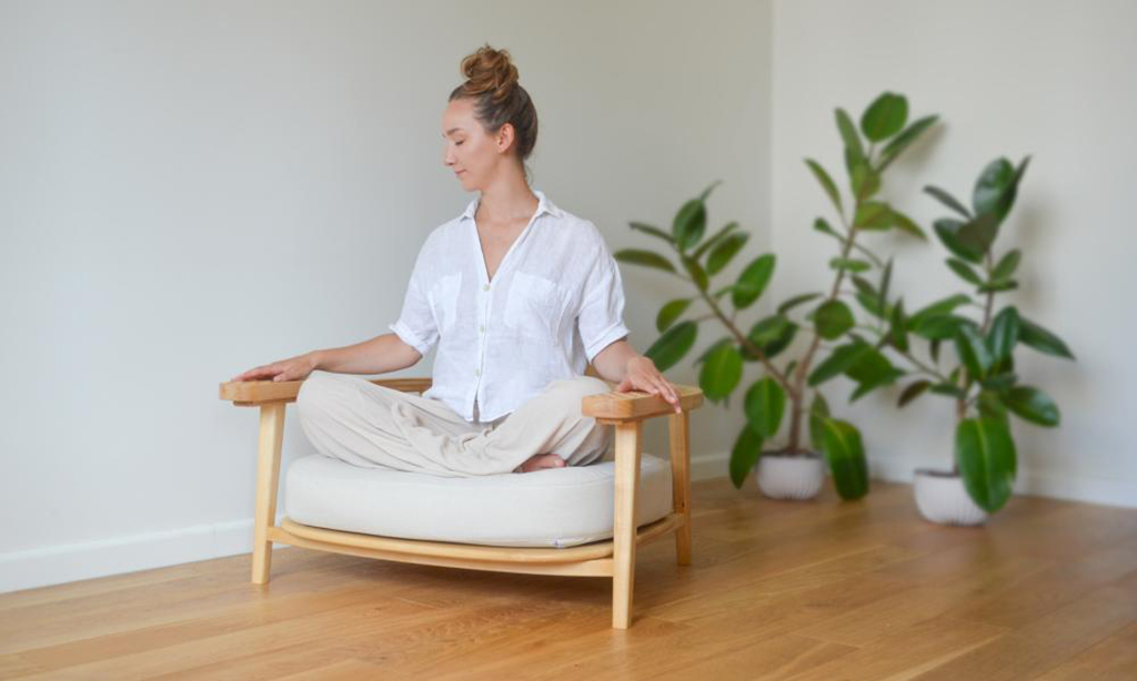 kobieta na siedzisku przeznaczonym do medytacji i praktyk oddechowych