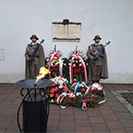 złożenie kwiatów pod tablicą Zesłańców Sybiru przy placu o. Adama Studzińskiego z asystą wojskową