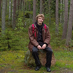 Konrad Guzowski podczas spaceru w lesie