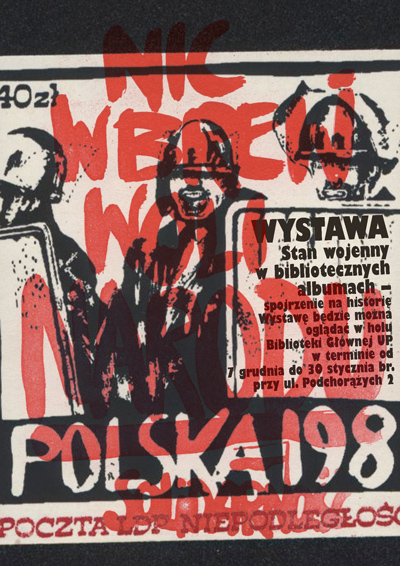 Plakat informujący o wystawie „Stan wojenny w bibliotecznych albumach – spojrzenie na historię”