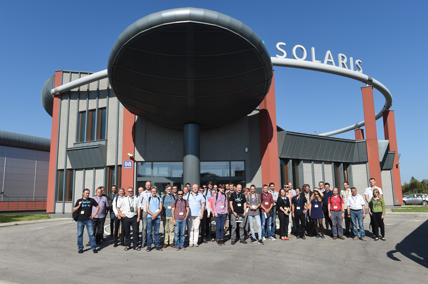 Uczestnicy Konferencji DyProSo2017 przed budynkiem Narodowego Centrum Promieniowania Synchrotronowego SOLARIS w Krakowie