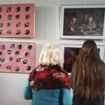 dwie kobiety oglądające ekspozycję
