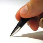 dłoń trzymająca długopis