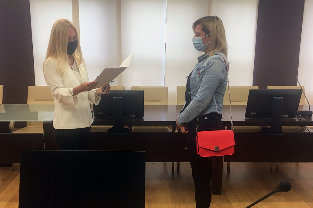 Prorektor ds. Studenckich dr hab. Katarzyna Potyrała, prof. UP wręcza gratulacje