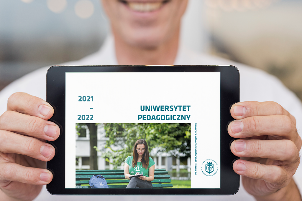 student trzymający tablet, na którym jest otwarty informator dla kandydatów na studia w roku akademickim 2021/2022