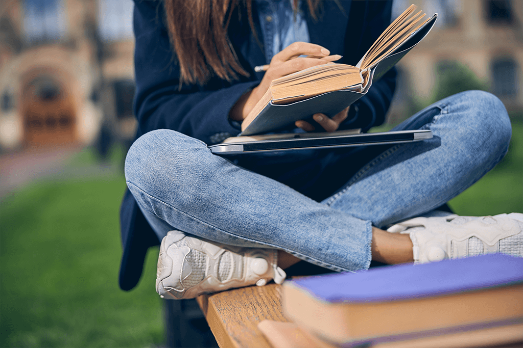 studentka z laptopem i książką