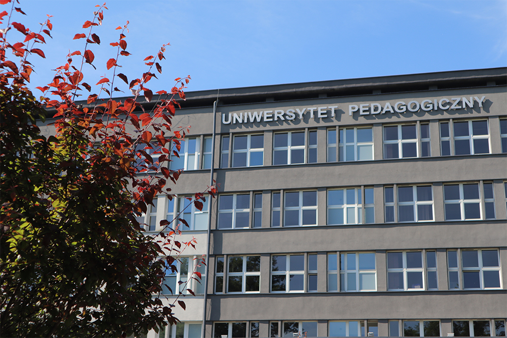 budynek główny Uniwersytetu Pedagogicznego od ul. Podchorążych
