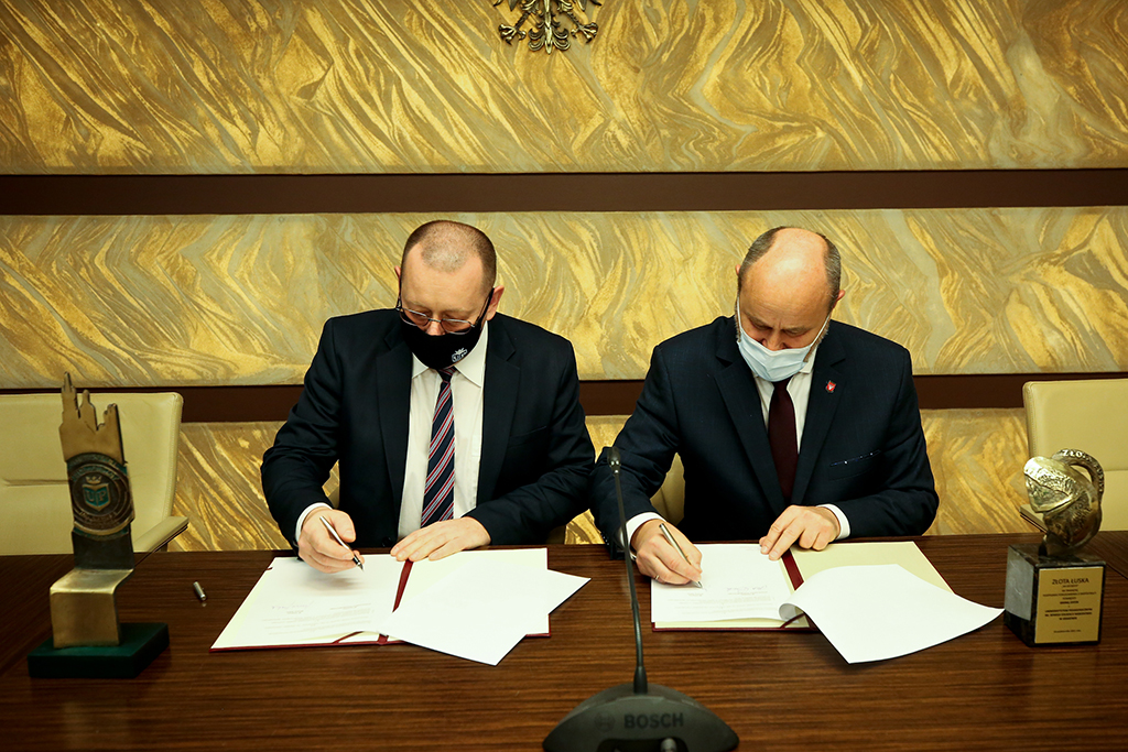 Rektor Uniwersytetu Pedagogicznego prof. dr hab. Piotr Borek i Burmistrz Zatora Mariusz Makuch podpisują umowę