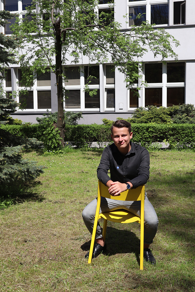 Dawid Bochenek przed gmachem Uniwersytetu Pedagogicznego