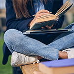 studentka z laptopem i książką