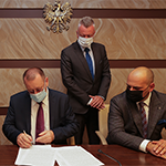 Rektor Uniwersytetu Pedagogicznego prof. dr hab. Piotr Borek podpisuje akt notarialny