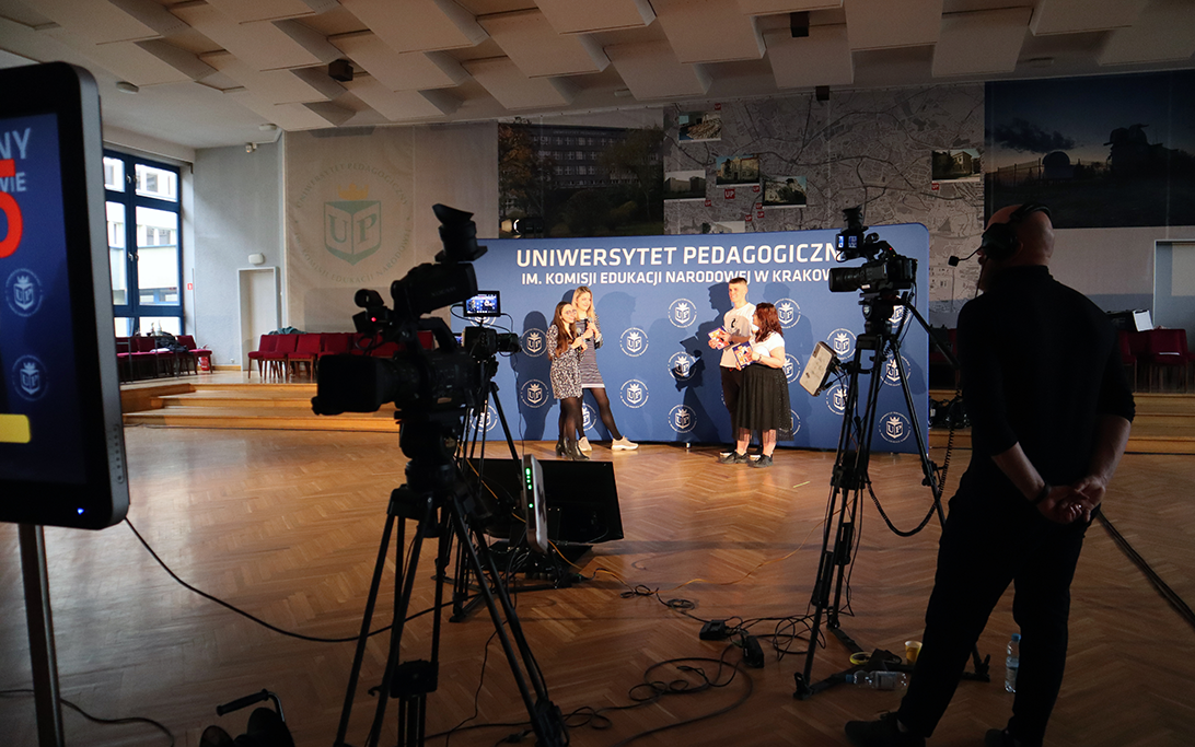 Aleksandra Kloc i Jegor Kulczycki rozmawiają ze studentkami Uniwersytetu Pedagogicznego