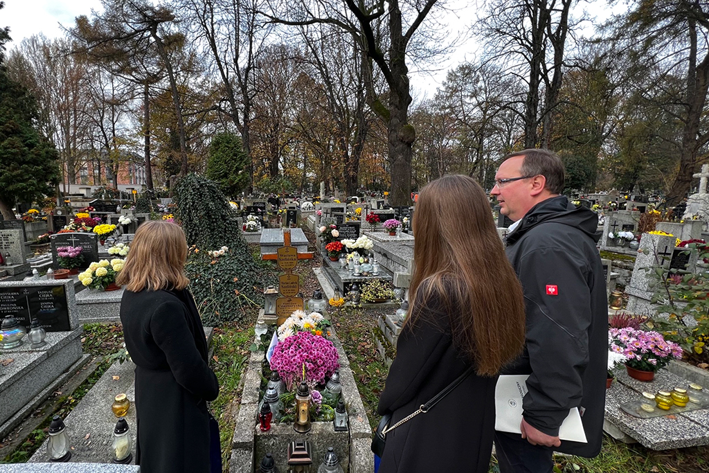 Prorektor ds. Nauki dr hab. Michał Rogoż, prof. UP wraz z przedstawicielami studentów na cmentarzu Rakowickim