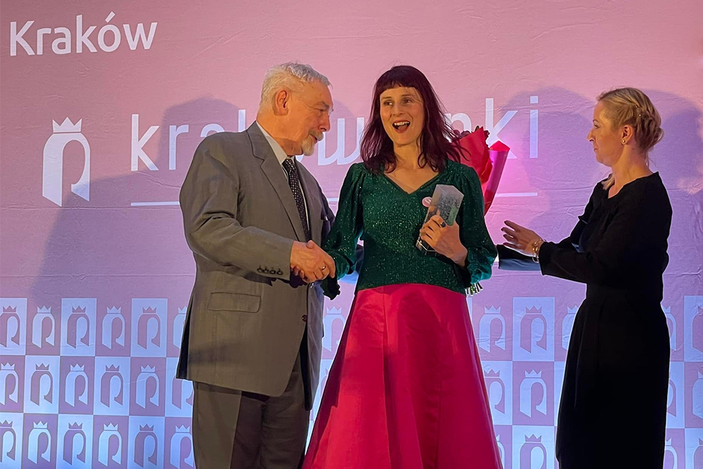 prezydent miasta Krakowa Jacek Majchrowski wręcza nagrodę Cecylii Malik