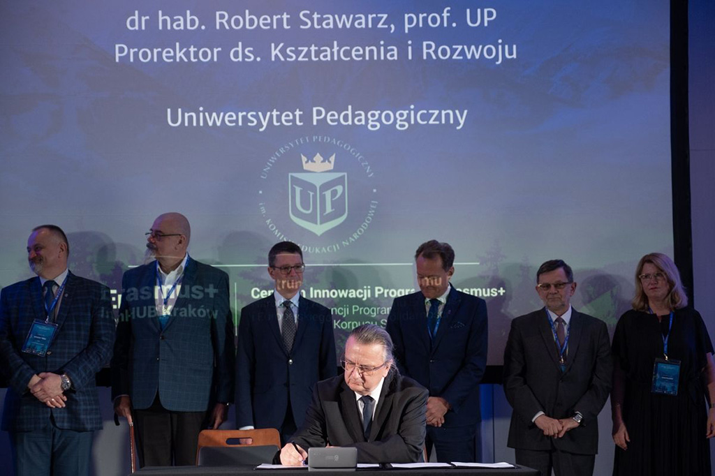 Prorektor ds. Kształcenia i Rozwoju dr hab. Robert Stawarz, prof. UP parafuje umowę w imieniu Uniwersytetu Pedagogicznego w Krakowie