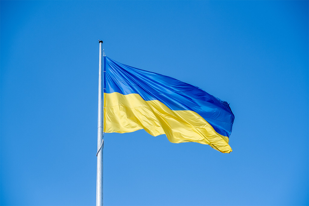 powiewająca na wietrze flaga Ukrainy