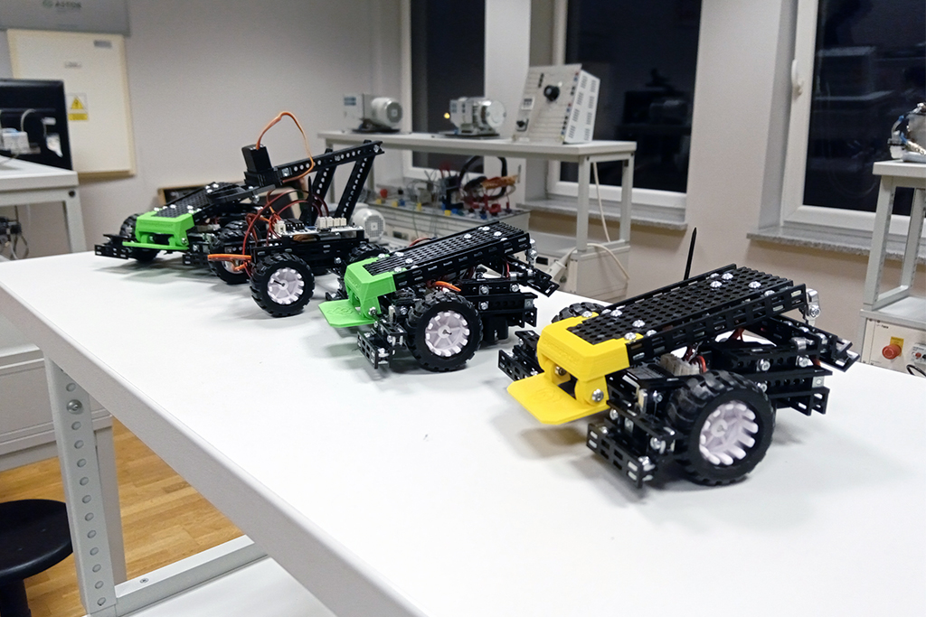 Zestaw mini robotów będących częścią pokazu Przygoda z robotami - Instytut Nauk Technicznych UP