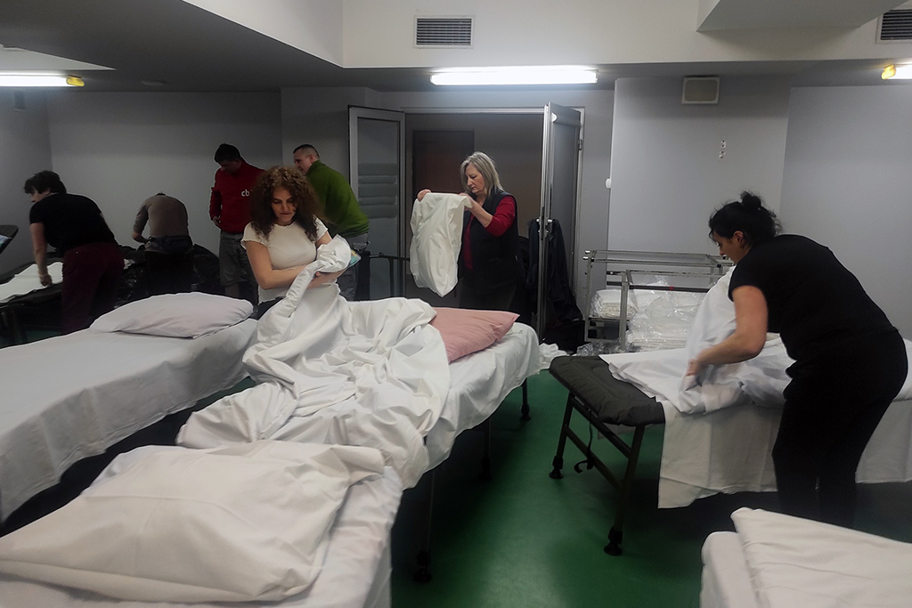 studenci Uniwersytetu Pedagogicznego i pracownicy Akademickiego Centrum Hotelowego przygotowują nowe miejsca dla uchodźców
