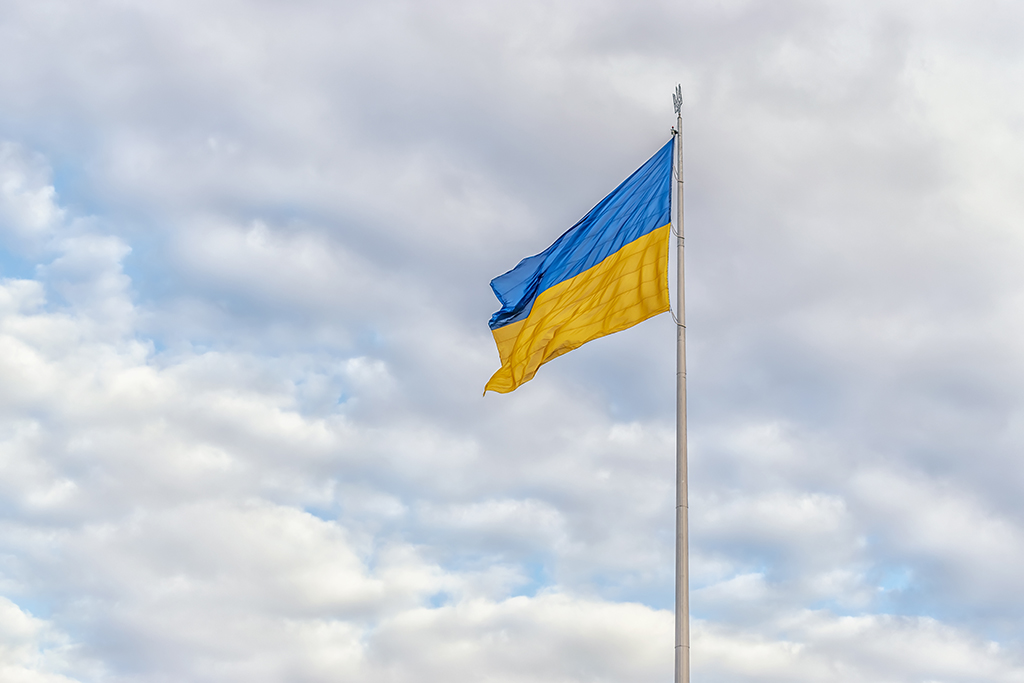 flaga Ukrainy powiewająca na wietrze