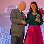 prezydent miasta Krakowa Jacek Majchrowski wręcza nagrodę Cecylii Malik