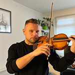 Łukasz Świerczyński grający na skrzypcach