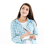 studentka w koszuli w błękitno-białą kratkę robiąca notatki