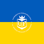Logo Uniwersytetu Pedagogicznego w Krakowie na tle ukraińskiej flagi