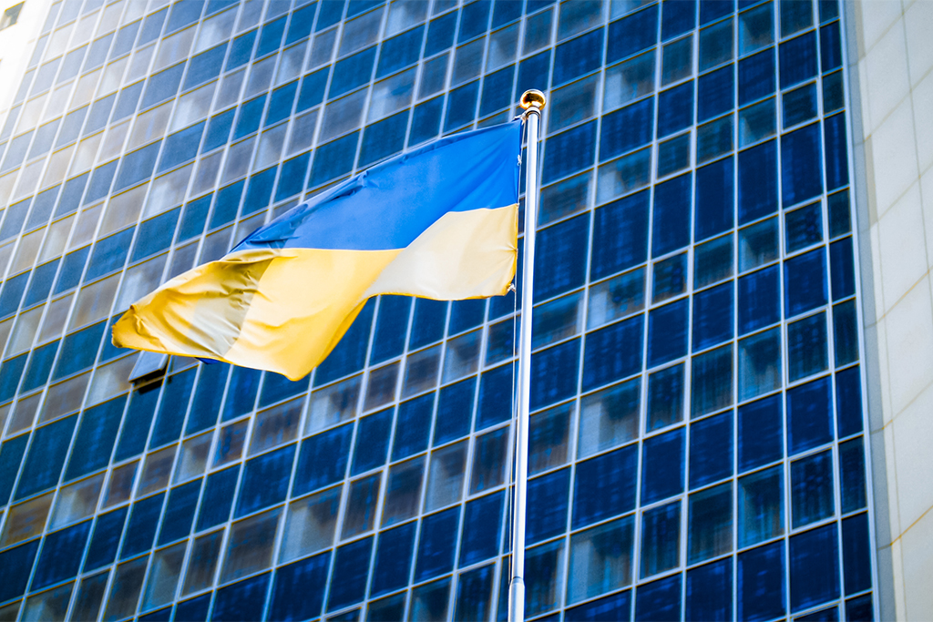 powiewająca na wietrze flaga Ukrainy