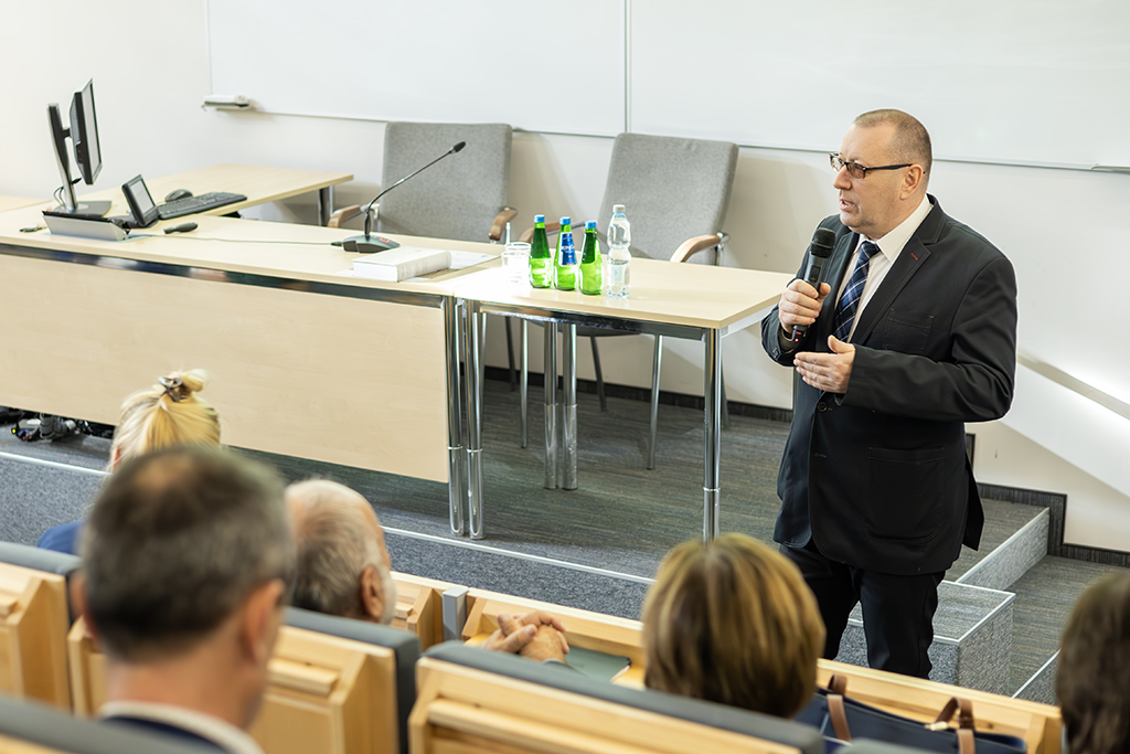 Rektor Uniwersytetu prof. dr hab. Piotr Borek z mikrofonem, na pierwszym planie - uczestnicy zjazdu