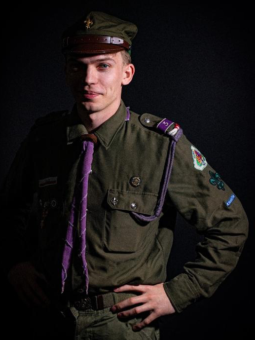 Maciej Skóra w mundurze harcerza