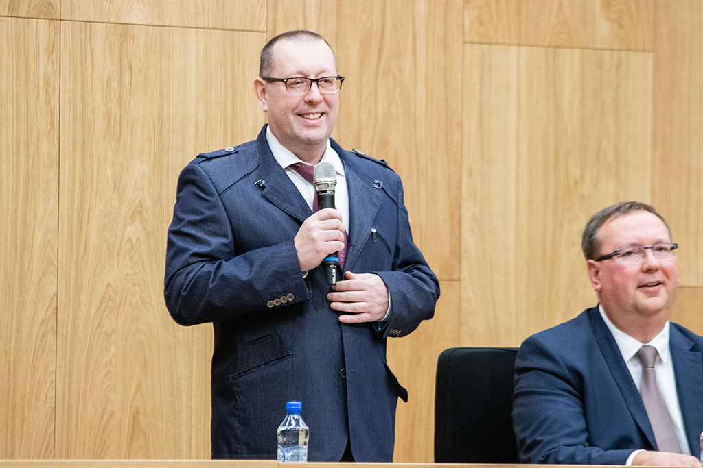 Rektor Uniwersytetu Komisji Edukacji Narodowej w Krakowie prof. dr hab. Piotr Borek z mikrofonem