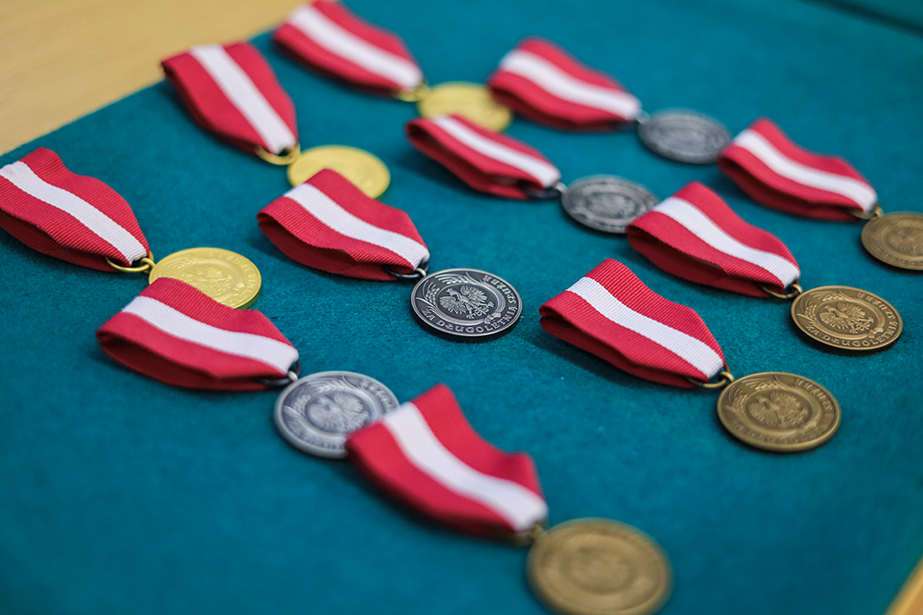 medale i odznaczenia państwowe wyeksponowane na zielonym suknie