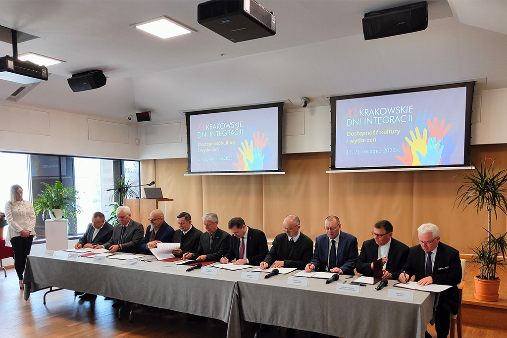 Rektorzy krakowskich uczelni oraz oraz Wiceprezydent Miasta Krakowa Andrzej Kulig podpisują porozumienie