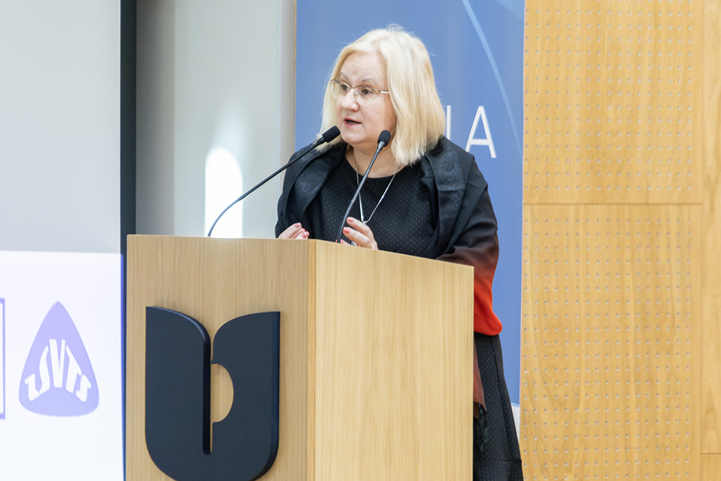 Prorektor ds. Studenckich dr hab. Katarzyna Plutecka, prof. UKEN przy mównicy