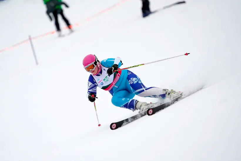 Reprezentantka Uniwersytetu Pedagogicznego w Krakowie podczas slalomu