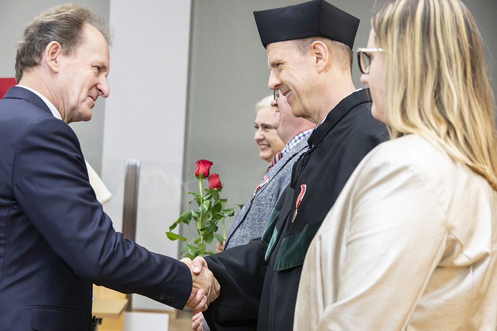 sekretarz stanu w Ministerstwie Edukacji i Nauki prof. Włodzimierz Bernacki gratuluje wyróżnionym Medalami Komisji Edukacji Narodowej