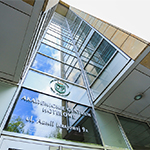 fasada budynku Akademickiego Centrum-Hotelowego, nad wejściem logo UP oraz napis: Akademickie Centrum-Hotelowe, ul. Armii Krajowej 9a