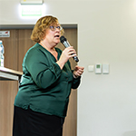 dr hab. Katarzyna Dormus, prof. UKEN z mikrofonem w dłoni
