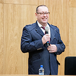 Rektor Uniwersytetu Komisji Edukacji Narodowej w Krakowie prof. dr hab. Piotr Borek z mikrofonem