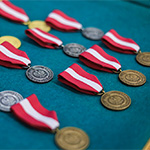 medale i odznaczenia państwowe wyeksponowane na zielonym suknie 