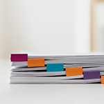 stos dokumentów z kolorowymi zakładkami