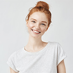 uśmiechnięta rudowłosa studentka w szarym T-shircie